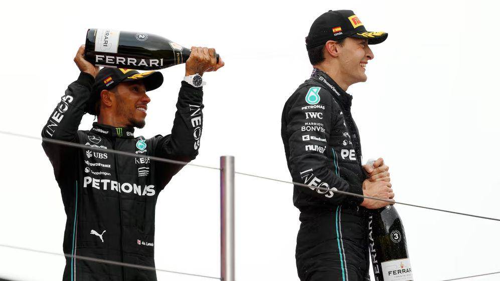 Lewis Hamilton dan George Russell saat berada di podium GP Spanyol 2023. (formula1.com)