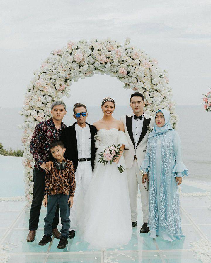 kebaya dan dress orangtua saat pemberkatan nikah atau akad (instagram.com/meztymez)