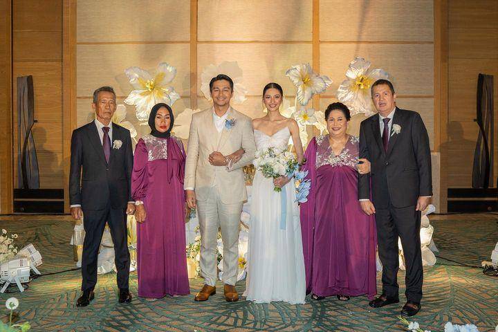 kebaya dan dress orangtua saat pemberkatan nikah atau akad (instagram.com/mikhatambayong)