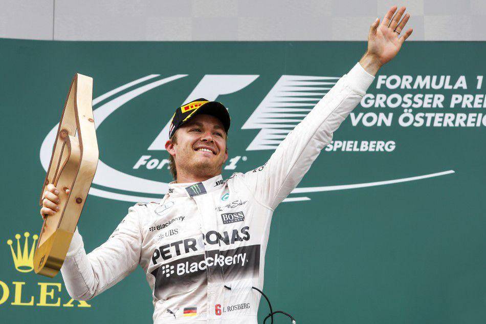 Nico Rosberg memegang trofi kemenangan GP Austria 2015. (fia.com)