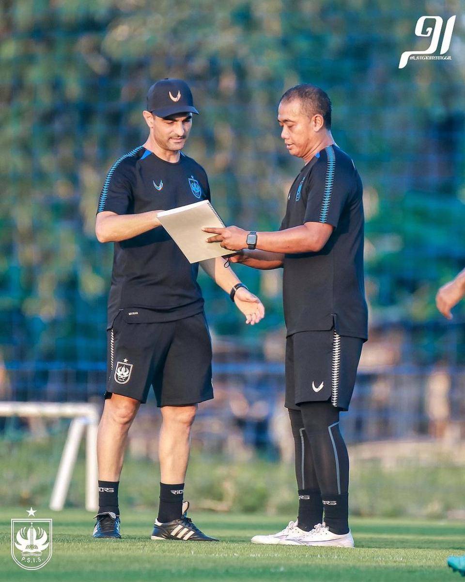 Pelatih PSIS Semarang, Gilbert Agius bersama asisten pelatih PSIS, Eko Purjianto. (dok. PSIS)