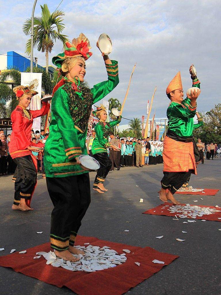 para penari sedang menarikan tari piring (commons.wikimedia.org/Syofiardi Bachyul Jb)