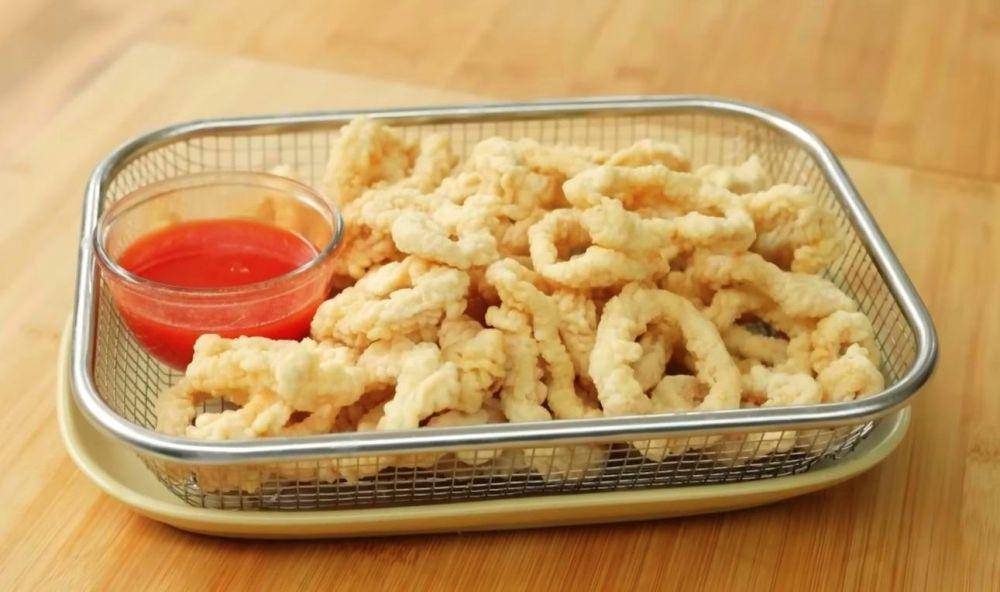 Cumi goreng tepung tapioka. (dok. YouTube.com/Devina Hermawan)