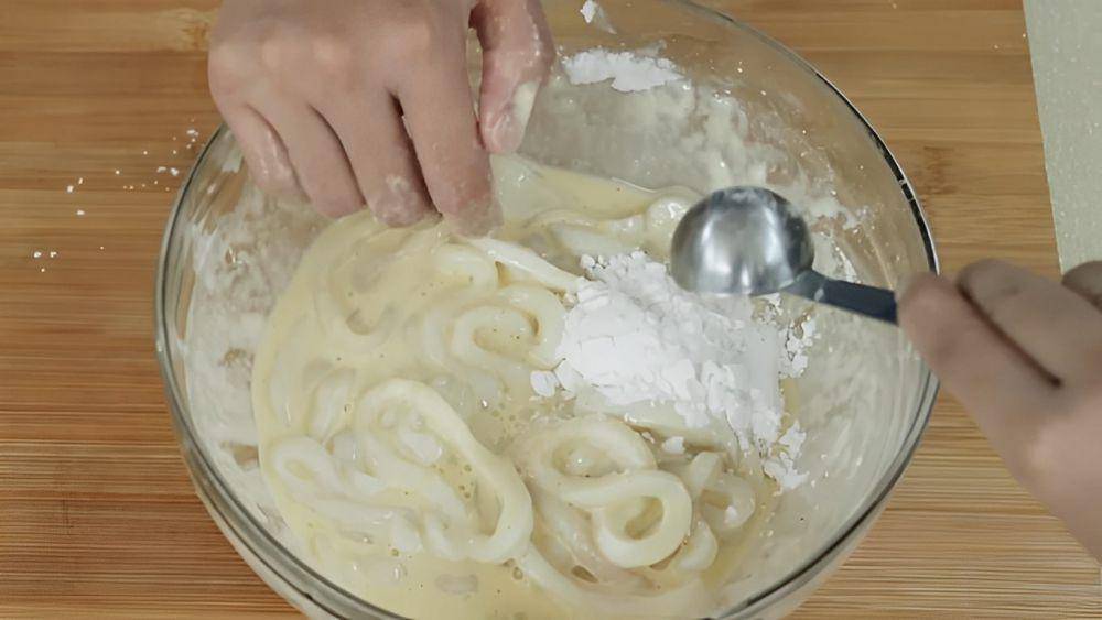 Proses membuat konsistensi tepung basah. (dok. YouTube.com/Devina Hermawan)