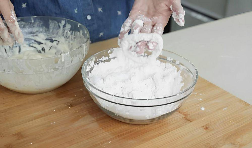 Pelapisan tepung kering. (do. YouTube.com/Devina Hermawan)