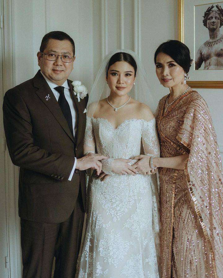 kebaya dan dress orangtua saat pemberkatan nikah atau akad (instagram.com/valenciatanoe)