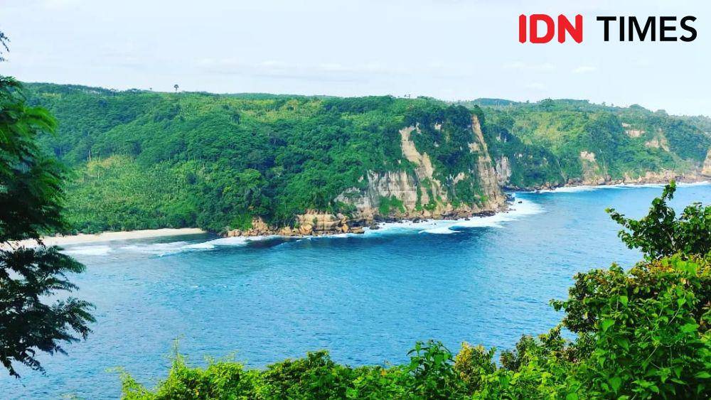 pemandangan Pantai Sanggar dari atas bukit (dok. pribadi/Fatma Roisatin)