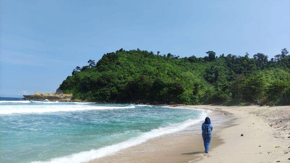 Pantai Sanggar (dok. pribadi/Fatma Roisatin)