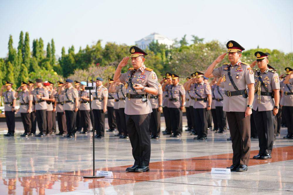 Jelang HUT ke-77 Bhayangkara Kapolri dan Jajaran ziarah ke TMP Kalibata. (dok. Humas Polri)