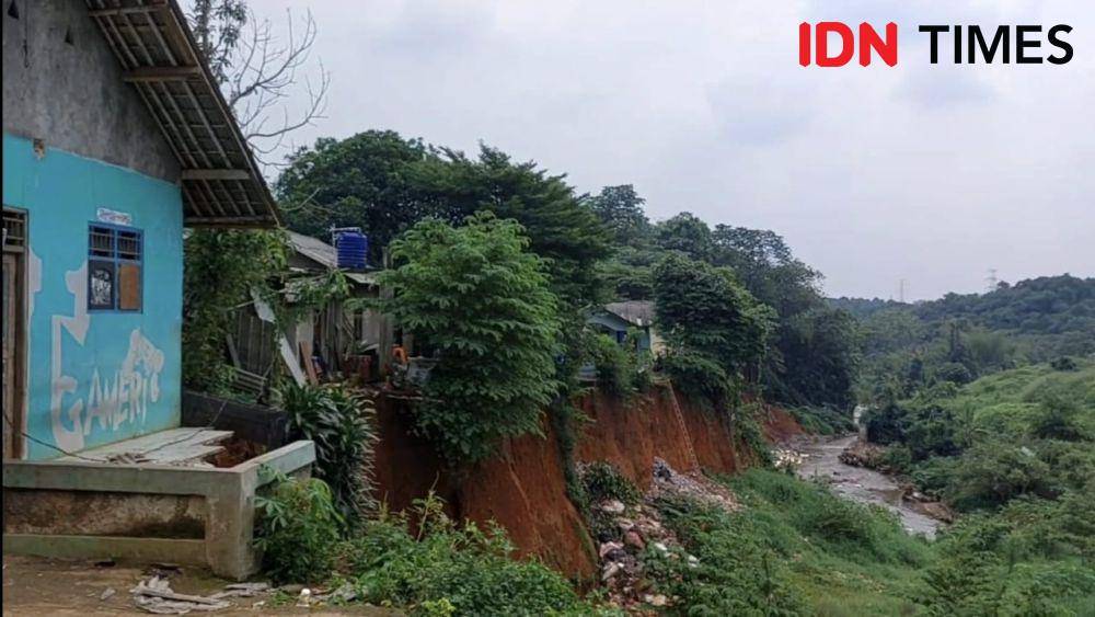 Sejumlah rumah warga terancam longsor yang berbatasan langsung dengan Kali Pesanggrahan dan TPA Cipayung, Kota Depok. (IDNTimes/Dicky)