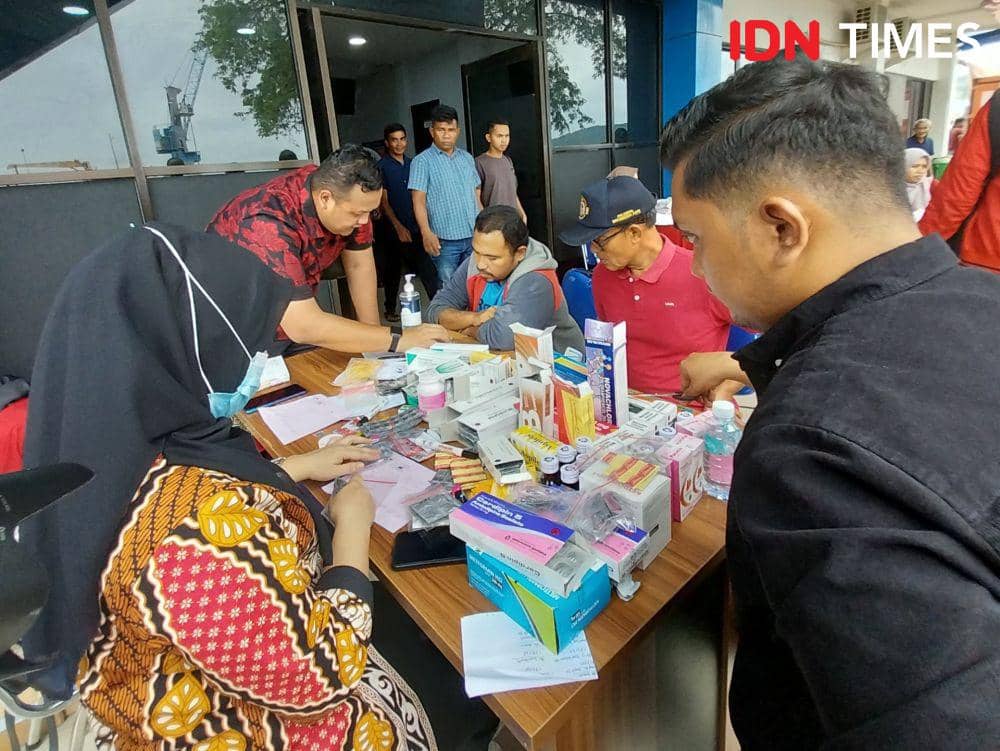 Pengobatan Gratis Warga di Kapal RS Terapung Laksamana Malahayati