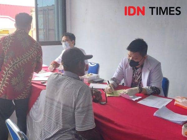 Warga saat melakukan pengobatan gratis. (Dokumentasi Ima untuk IDN Times)