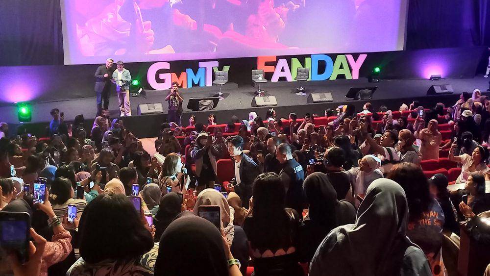 Tay Tawan di GMMTV FANDAY 5 IN INDONESIA (dok. Pribadi/Ines Melia)