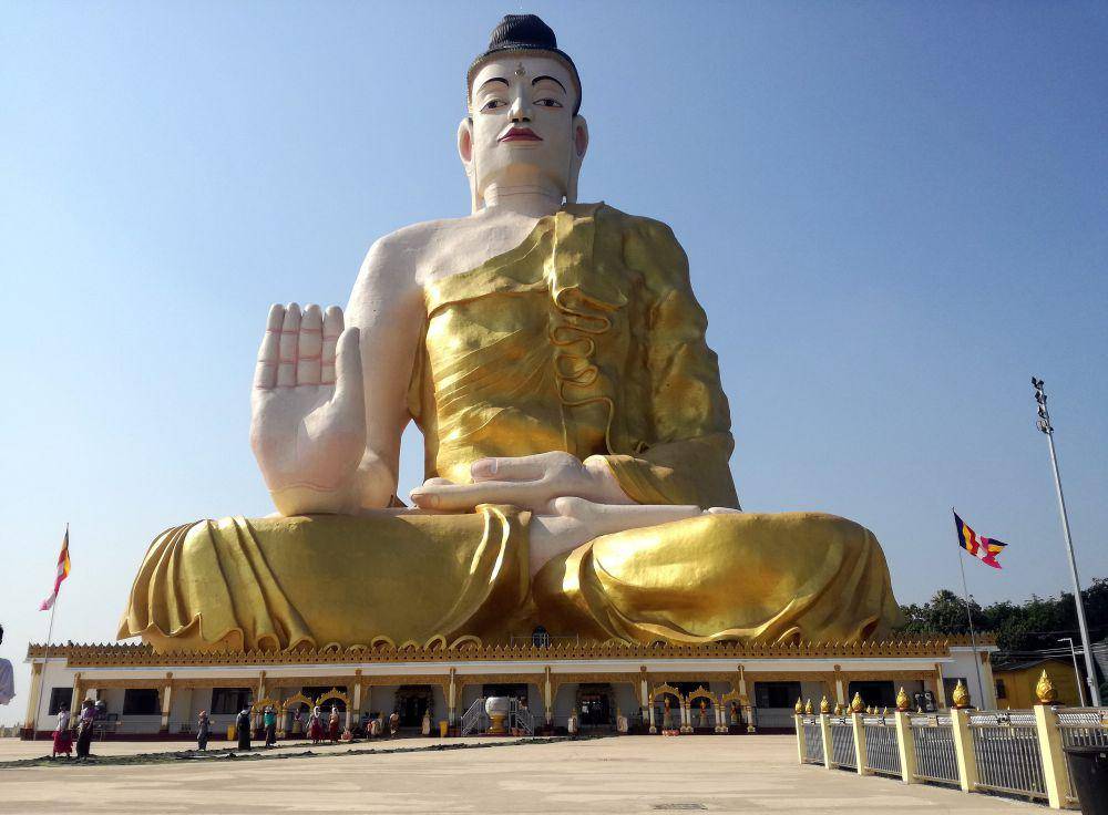 Statue of Gautama Buddha, Myanmar (commons.wikimedia.org/Ninjastrikers)