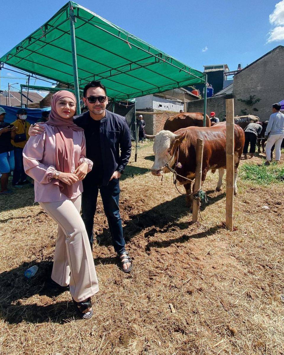 momen Jenita Janet dan Danu saat kurban sapi di momen Idul Adha 2023 (instagram.com/danu_sofwan)