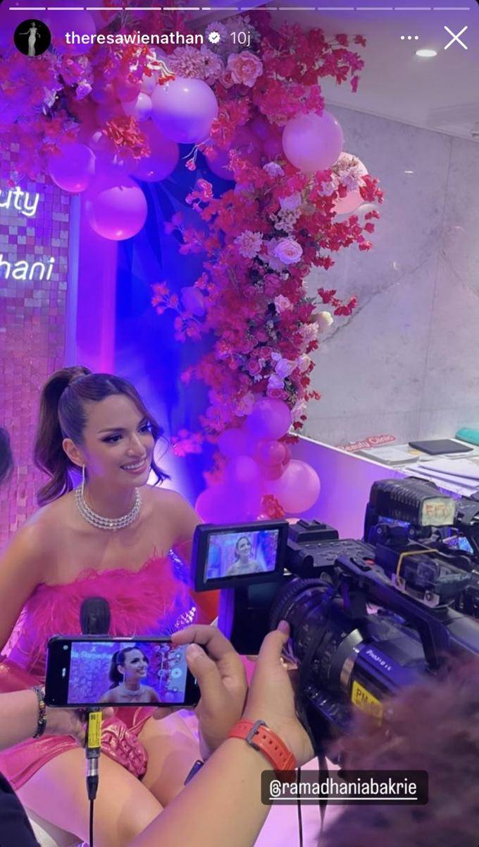 potret Nia Ramadhani tampil serba pink (Instagram.com/theresawienathan)