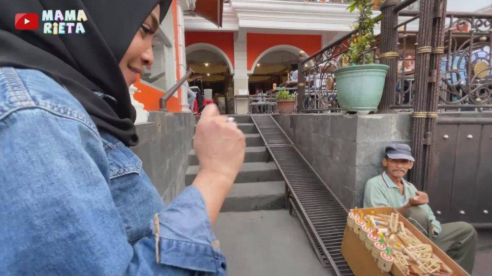mRieta Amilia pulang kampung halaman (YouTube.com/Mama Rieta)