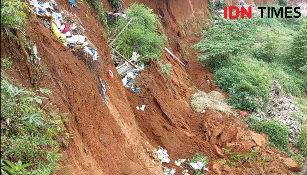Material barang milik warga yang terkena longsor di RW2, Kelurahan Pasir Putih, Kecamatan Sawangan, Kota Depok. (IDNTimes/Dicky)