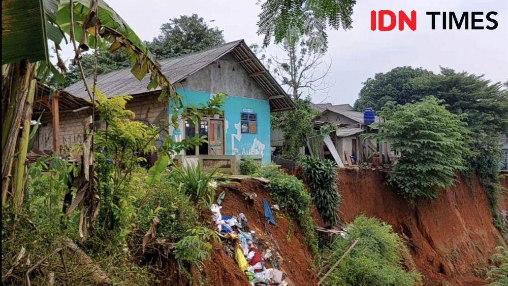 Teras depan rumah warga terkena longsor di RW2, Kelurahan Pasir Putih, Kecamatan Sawangan, Kota Depok. (IDNTimes/Dicky)