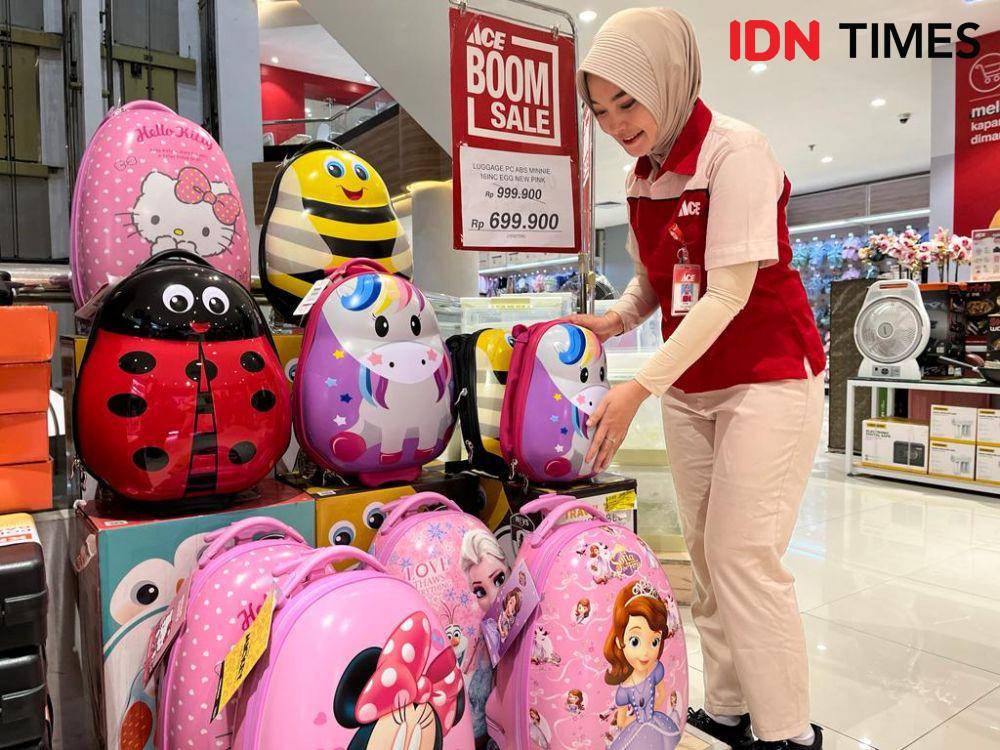 Produk koper laris manis selama momen liburan sekolah di Ace Hardware Queen City Mal Semarang. (IDN Times/Anggun Puspitoningrum)