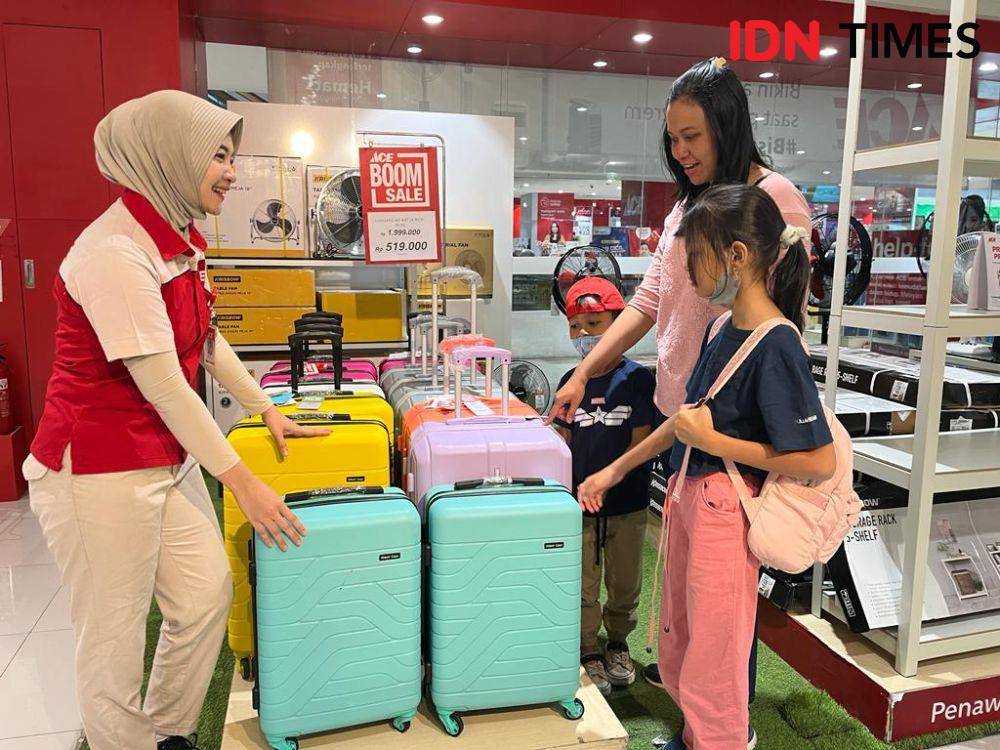 Pengunjung Ace Hardware Queen City Mal Semarang sedang memilih koper untuk keperluan liburan sekolah. (IDN Times/Anggun Puspitoningrum)