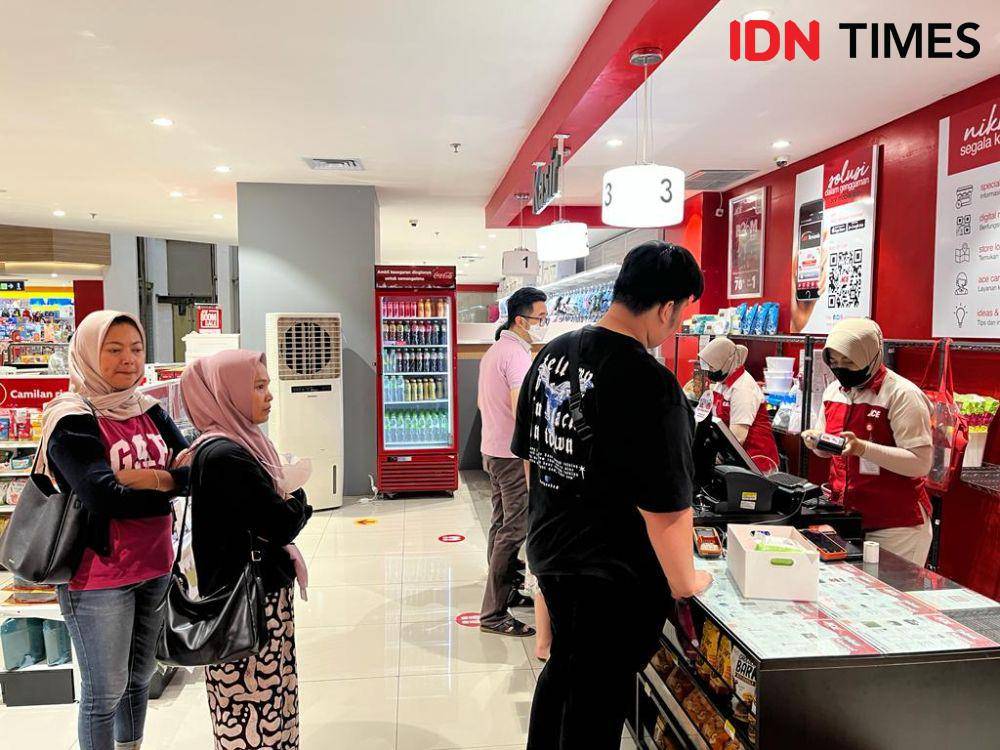Konsumen melakukan transaksi belanja di Ace Hardware Queen City Semarang. (IDN Times/Anggun Puspitoningrum)