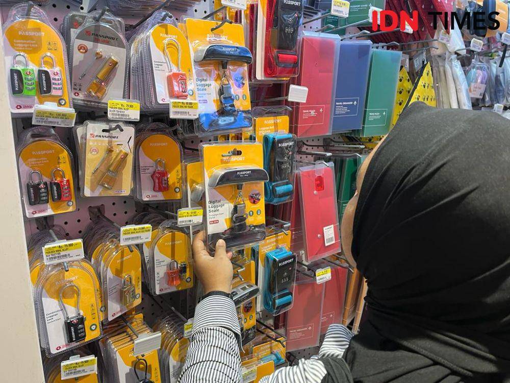 Konsumen melakukan berbelanja di Ace Hardware Queen City Semarang. (IDN Times/Anggun Puspitoningrum)