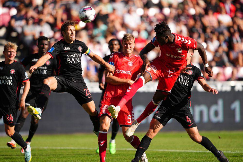 Yann Bisseck menjadi salah satu pemain andalan Aarhus GF pada 2022/2023. (twitter.com/AGFFodbold)