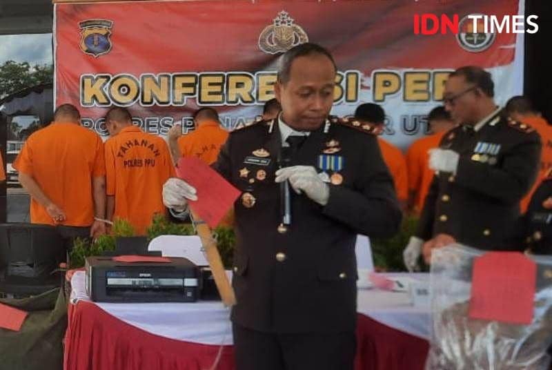 Kapolres PPU AKBP Hendrik Eka Bahalwan menujukan parang AL yang digunakan membacok korbannya (IDN Times/Ervan)