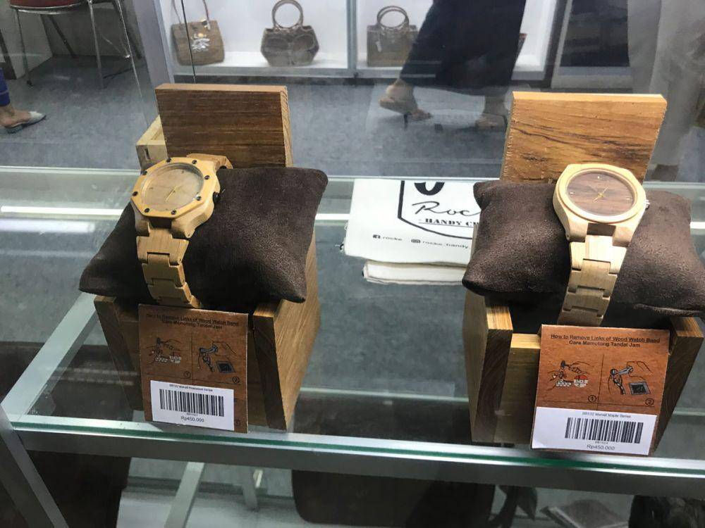 Kerajinan jam kayu yang ada di PKB ke-45. (dok. Pribadi/Ari Budiadnyana)