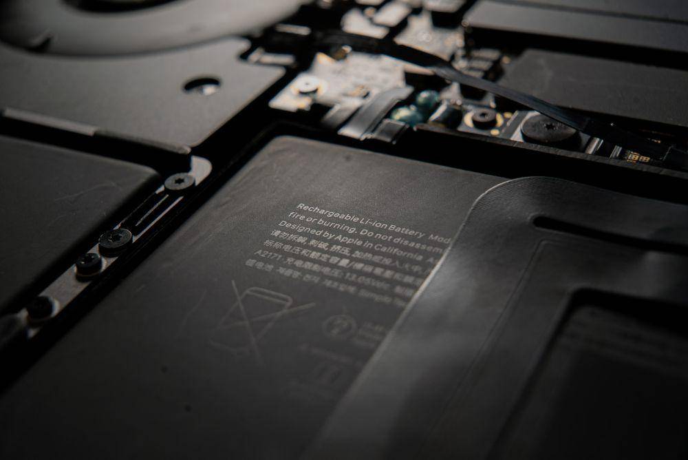 baterai laptop (unsplash.com/Mika Baumeister)