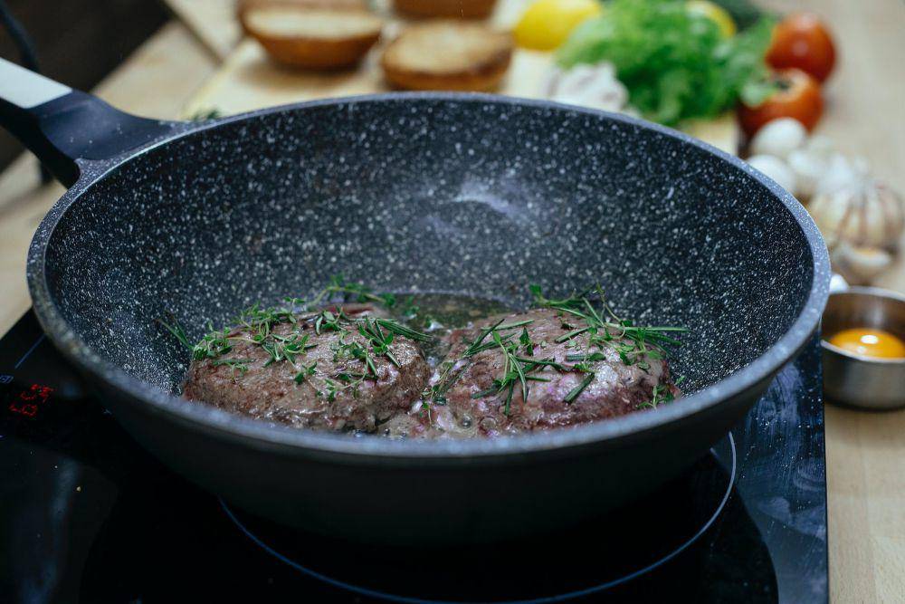 Memasak daging (pexels.com/kateryna-holmes)