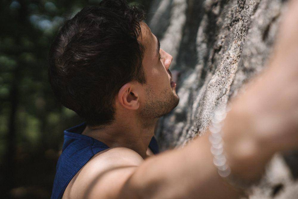 ilustrasi free solo rock climbing (pexels.com/Katya Wolf)