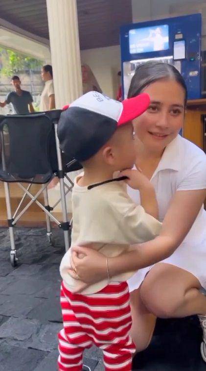 potret Prilly Latuconsina latihan tenis ditemani Rayyanza (instagram.com/raffinagita1717 via instagram.com/videoladygigi)