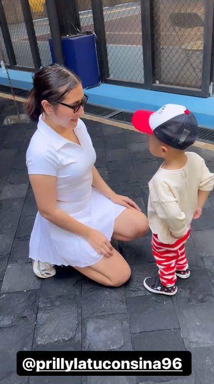 potret Prilly Latuconsina latihan tenis ditemani Rayyanza (instagram.com/raffinagita1717 via instagram.com/videoladygigi)