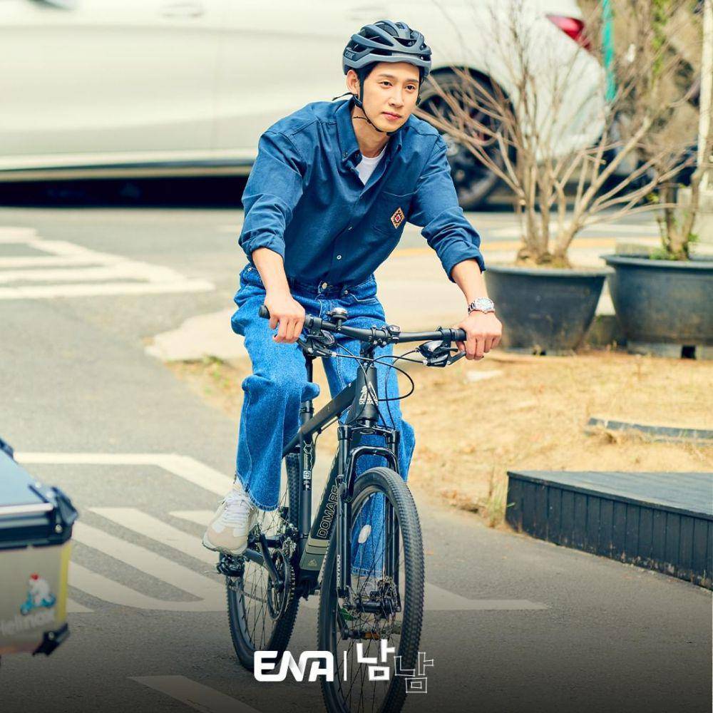 Park Sung Hoon di drama Not Others (instagram.com/channel.ena.d)