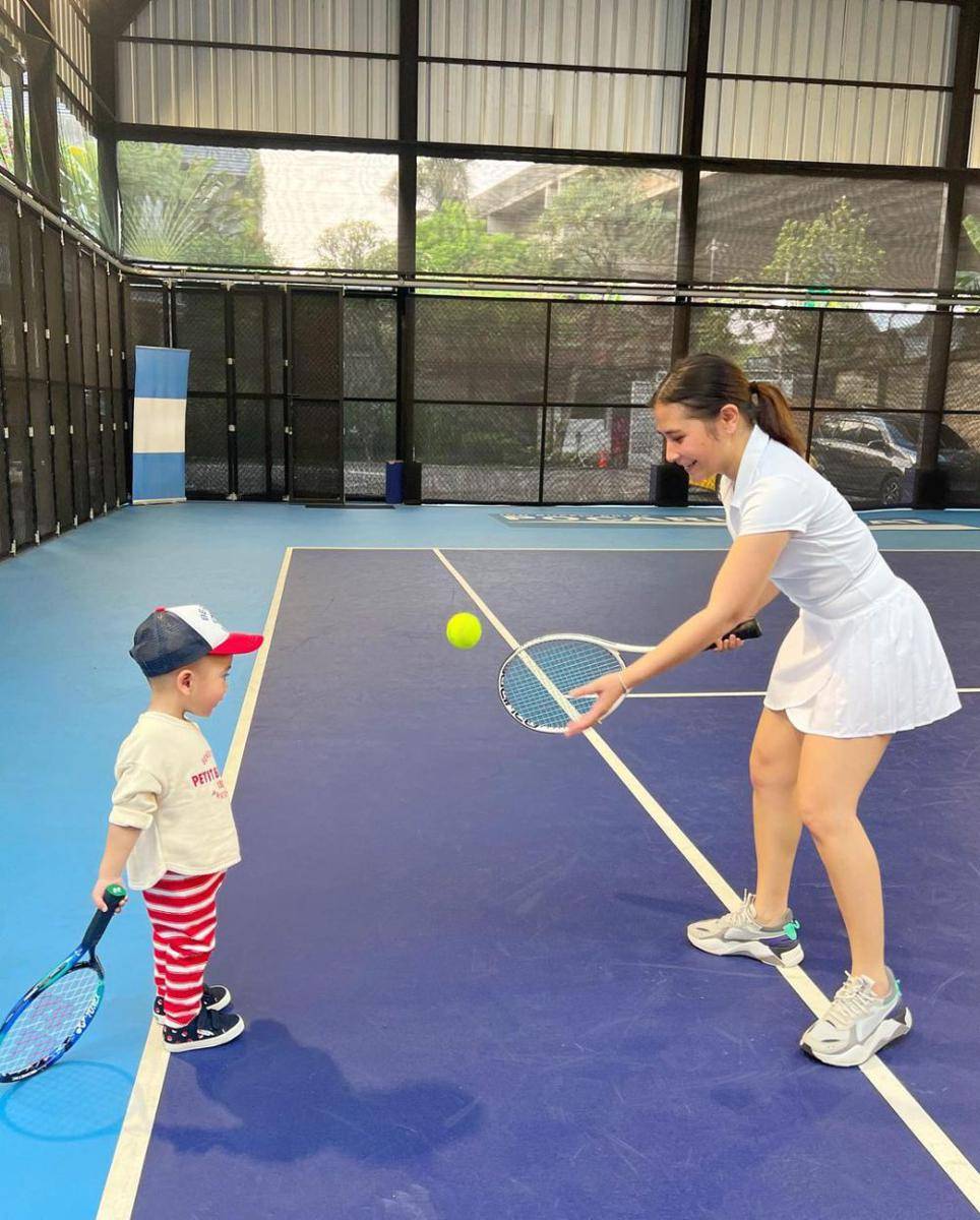 potret Prilly Latuconsina latihan tenis ditemani Rayyanza (instagram.com/prillylatuconsina96)