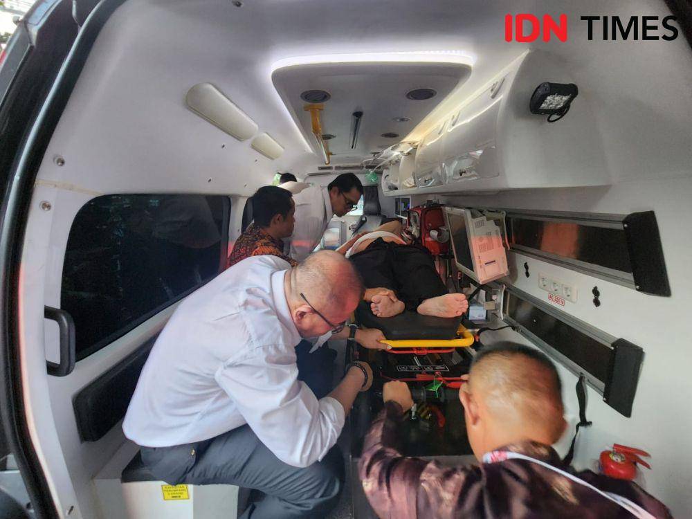 Ketua Badan Pengawas Pemilu (Bawaslu) RI, Rahmat Bagja, pingsan saat mengikuti Upacara Hari Ulang Tahun (HUT) ke-77 Bhayangkara di Stadion Utama Gelora Bung Karno (SUGBK), Jakarta Pusat, Sabtu (1/7/2023) sore. (IDN Times/Yosafat)