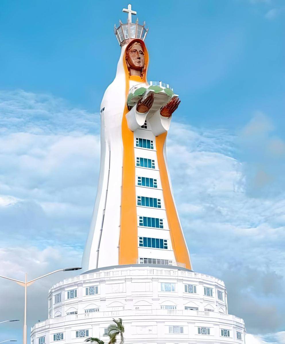 Mother of All Asia, Filipina (commons.wikimedia.org/ClydeNoIQ)
