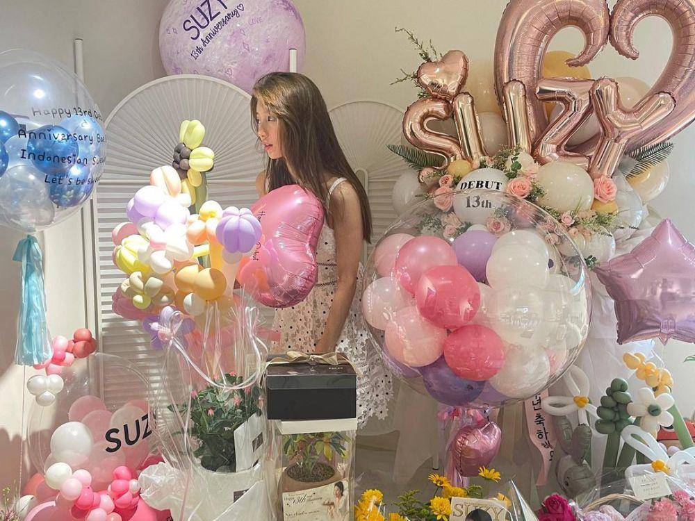 momen debut anniversary Suzy yang ke-13 (instagram.com/skuukzky)