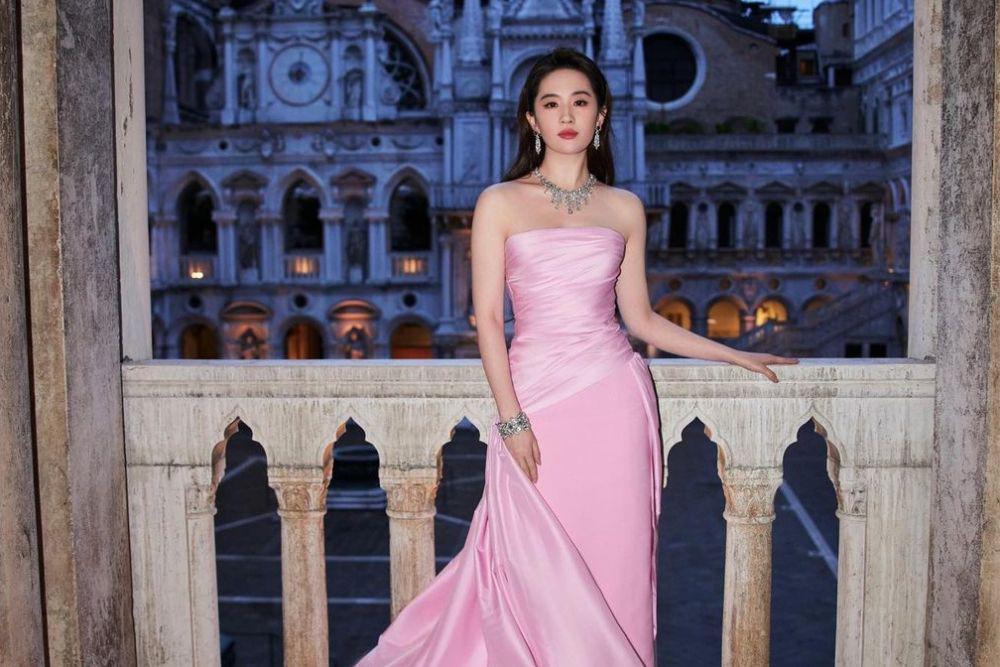 7 Potret Liu Yifei yang Foto Masa Lalunya Disorot Netizen