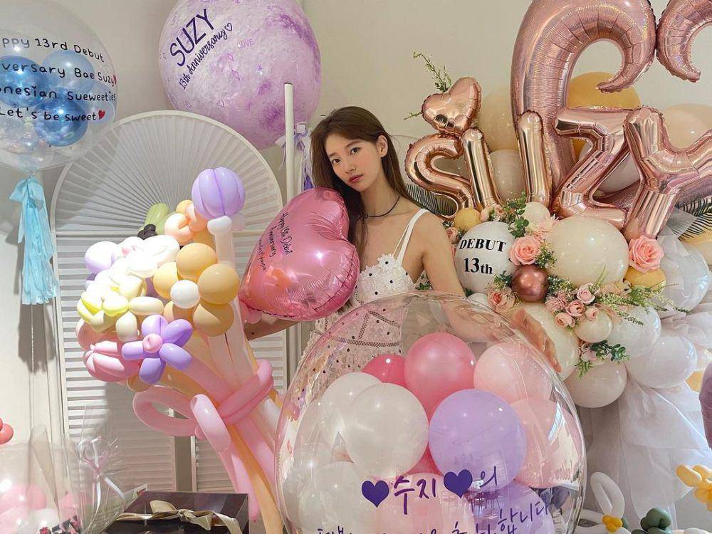 momen debut anniversary Suzy yang ke-13 (instagram.com/skuukzky)