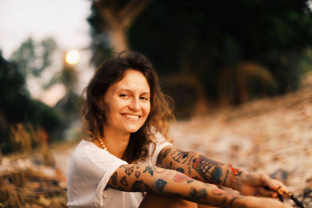 Ilustrasi perempuan tersenyum (unsplash.com/Alexey Demidov)