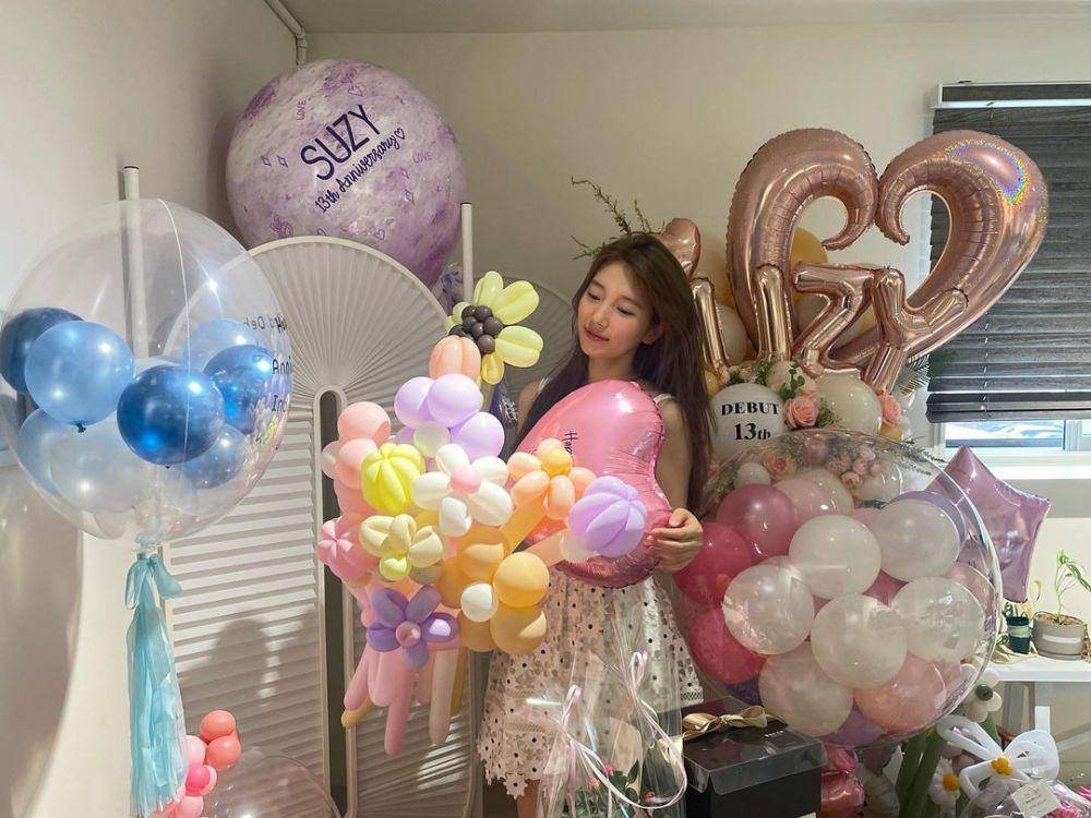 momen debut anniversary Suzy yang ke-13 (instagram.com/skuukzky)