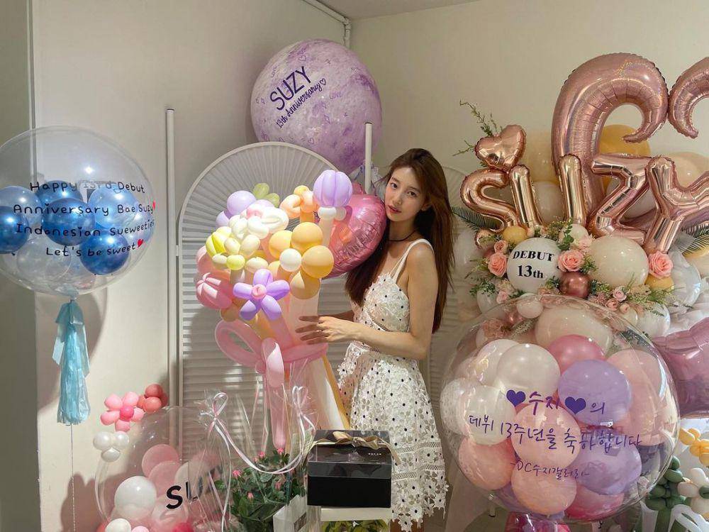 momen debut anniversary Suzy yang ke-13 (instagram.com/skuukzky)