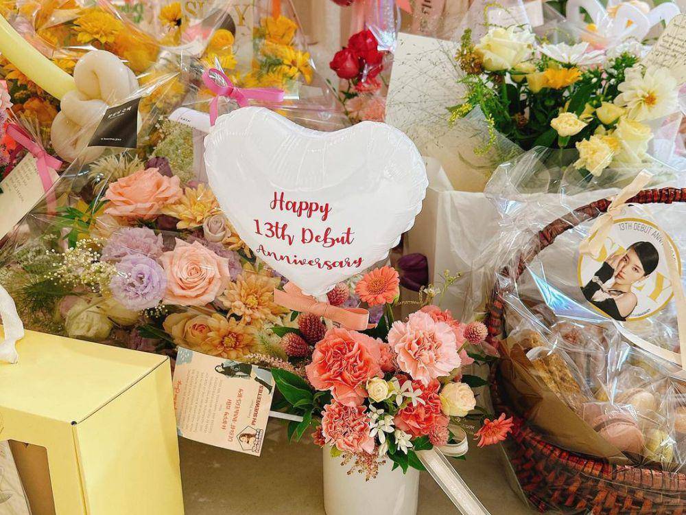 momen debut anniversary Suzy yang ke-13 (instagram.com/skuukzky)