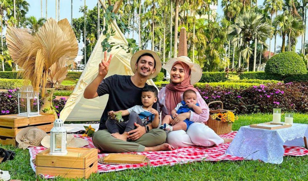7 Potret Keluarga Vebby Palwinta Piknik ke Kebun Raya Bogor
