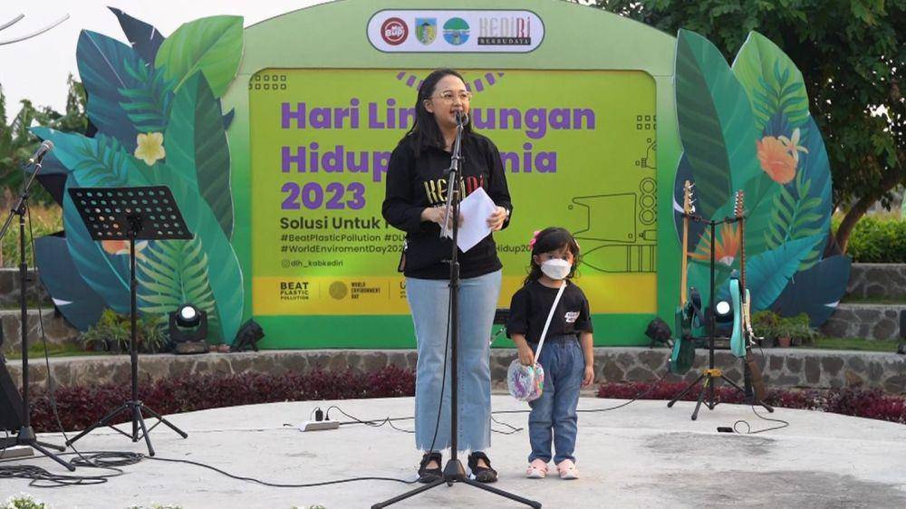 Istri Bupati Kediri Hanindhito Himawan Pramana memberikan sambutan dalam rangka Hari Lingkungan Hidup Sedunia, Jumat (23/6/2023) di Taman Totok Kerot. (Dok. Pemkab Kediri)