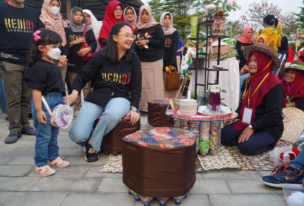 Mbak Chica melihat hasil daur ulang sampah yang dibuat oleh TP PKK Kecamatan se-Kabupaten Kediri. (Dok. Pemkab Kediri)
