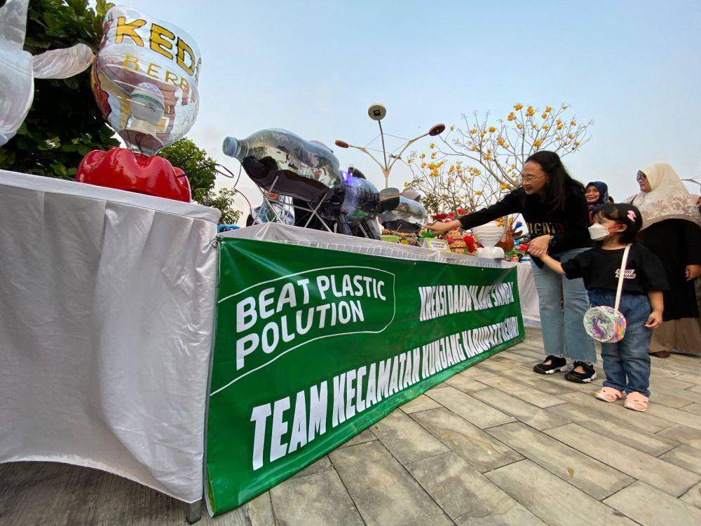 Istri Bupati Kediri melihat hasil daur ulang sampah yang dibuat oleh TP PKK Kecamatan se-Kabupaten Kediri. (Dok. Pemkab Kediri)